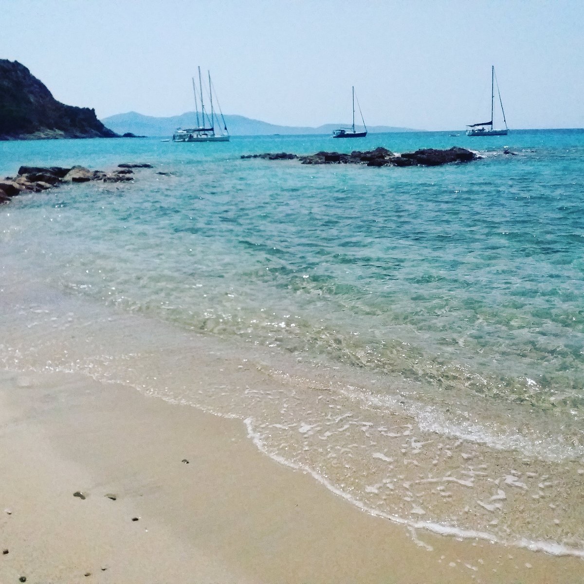 Plage et voiliers au mouillage