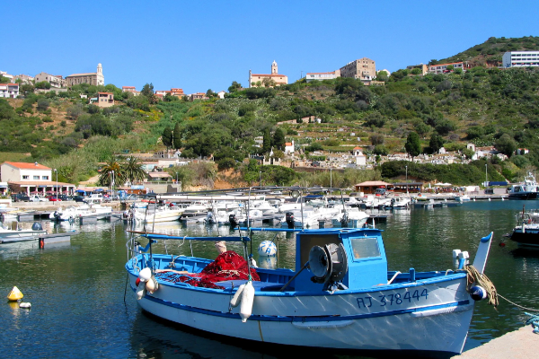 Le port et le village en arrière-plan