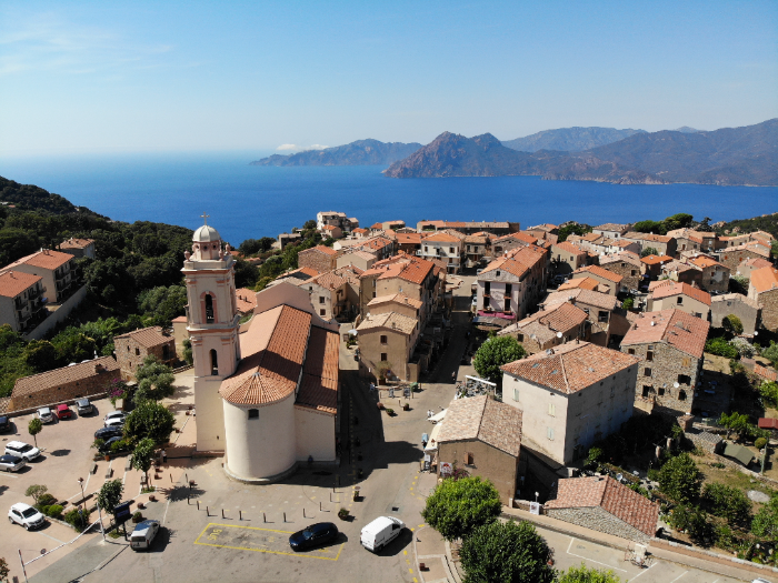 Vue aérienne du village et de la baie