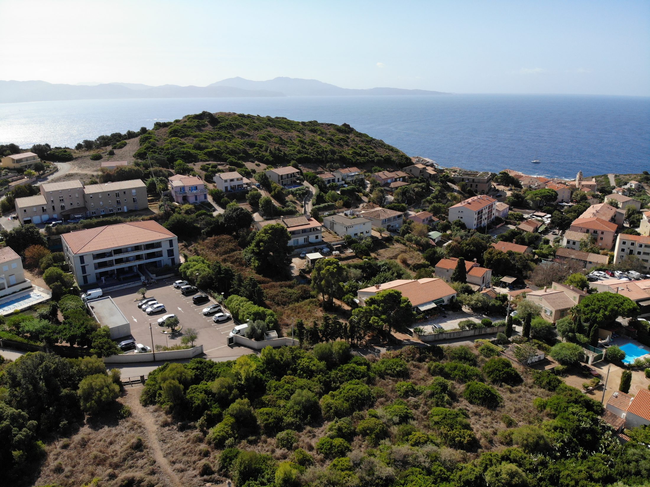 Vue aérienne du quartier, du village et de la baie